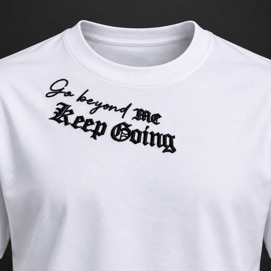 Camiseta branca com frase bordada em preto