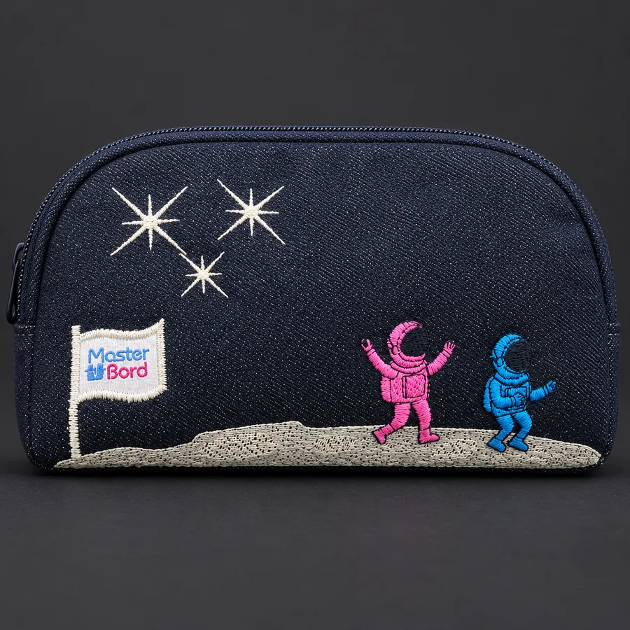 Necessaire jeans com astronautas e estrelas bordados