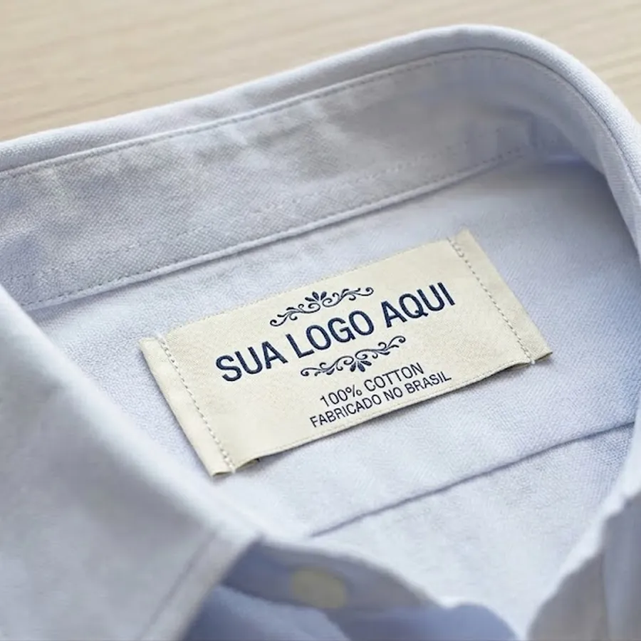 Etiqueta tecida bege costurada na gola de camisa social
