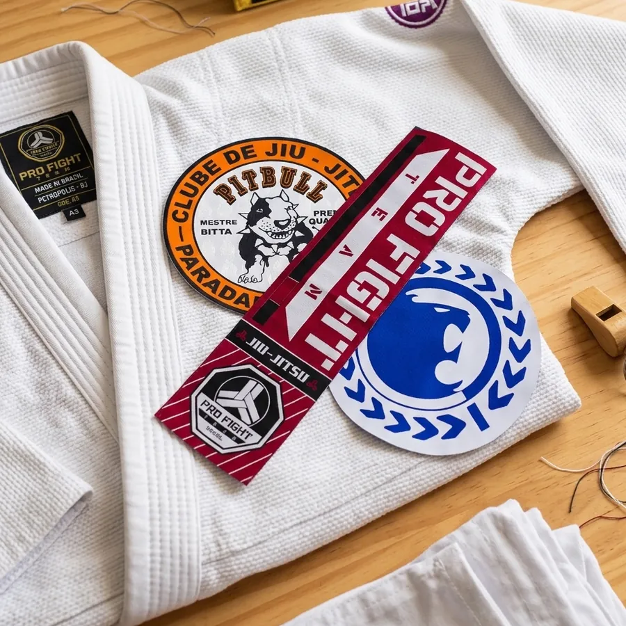 Patches de jiu-jitsu com borda cortada a laser sobre kimono branco